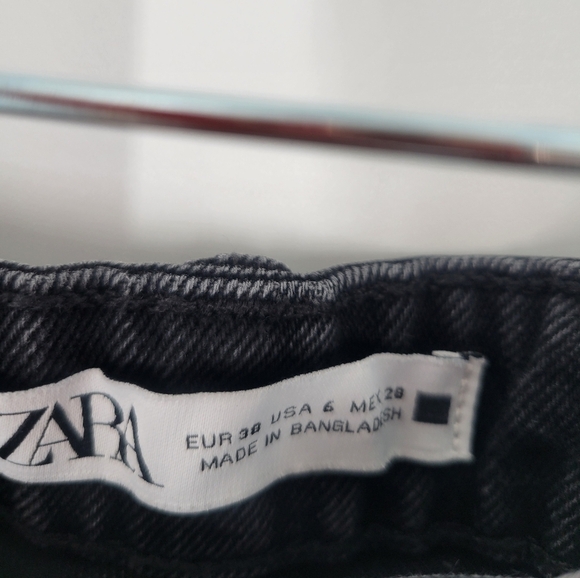 Zara High Waisted Faded Black Raw Hem Jean Size 6 - Picture 2 of 4
